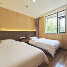 隆晨假日酒店(上海江苏路地铁站店)