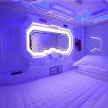 深圳筑梦者遨游太空舱酒店