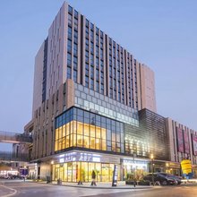 青岛悦来电影民宿(天一仁和财富中心店)
