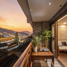 青城山水·庭院江景民宿(凤凰古城景区南华桥店)