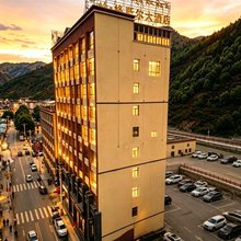 江达岭格斯尔大酒店