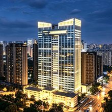 沈阳青年大街方型广场地铁站亚朵酒店