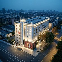 君莱酒店·YUE(武汉国博中心前进村地铁站店)