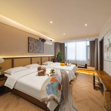 路遇禾庭丨Designer·侘寂原木风民宿(开封万岁山武侠城店)