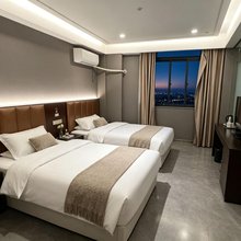 殷然酒店(郑州省体育中心郑大一附院惠济院区店)