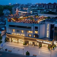 Young·仰望酒店(武汉黄鹤楼长江大桥店)