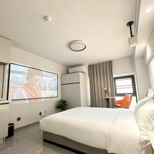 1居室巨幕观影｜高空夜景落地窗｜三桥地铁口可达钟鼓楼、城墙、回民街、大唐不夜城、省博物馆｜冰箱洗衣机