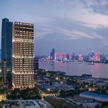 武汉武昌长江中心江景亚朵酒店