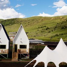 格聂解忧山野全景木屋
