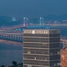 大连高新园区星海湾大桥亚朵S酒店