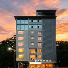 龚禧里·初见酒店(西双版纳景洪曼听公园总佛寺店)