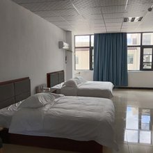 萨嘎云巅铂悦酒店