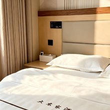 大东家酒店(兴义桔山广场梦乐城店)