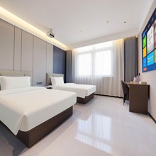白桦林酒店(新郑百汇新天地店)