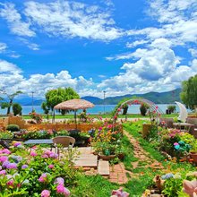 泸沽湖水岸花宿客栈