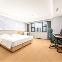 极光竞电竞酒店(淮河路步行街店)