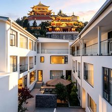 宸栖·云宿|森林草甸设计师供氧美宿(独克宗古城大佛寺转经筒店)