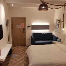 四海酒店(赣南师范大学蓉江校区全民健身中心店)
