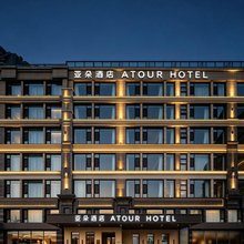 大连星海广场百年城雕海景亚朵见野酒店