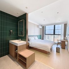 栖海华庭酒店(台东步行街北岭地铁站店)