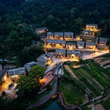 岩海山居