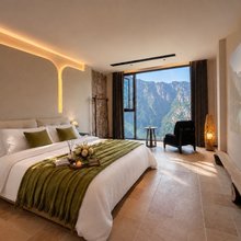 Wolf Den·狼窝·雪境崖居美宿(香格里拉虎跳峡景区店)