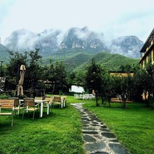 映山红·绿草地度假酒店(云台山岸上服务区店)