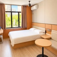际庭青旅(北外滩平凉路地铁站店)
