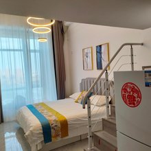 怡蓝湾loft民宿(大连北站体育中心店)