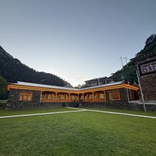 白玉亚卓雍启民宿