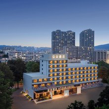 青岛北站银座和谐广场亚朵酒店