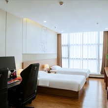 红谷电竞民宿(青岛东岳中路隐珠地铁站店)