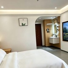 红季精品公寓(盛京医院滑翔院区铁西万达店)