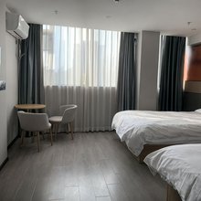 季雅电竞酒店(南昌火炬广场地铁站店)