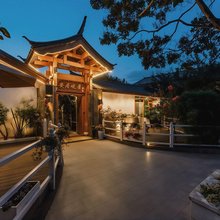 安居·日照金山设计师观雪山全景屋顶咖啡美宿丨静谧花园