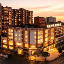 幸福小镇湖畔酒店(湖北大学万象城店)