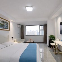 幸运民宿(川师东站店)
