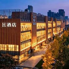 H水晶酒店(咸阳世纪大道白马河地铁站店)