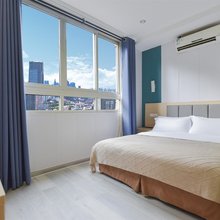 阿哆娜假日酒店(袁家岗地铁站重医医科大学附属一院店)
