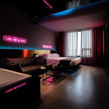 郴州谜图私定酒店(北湖公园步步高新天地店)