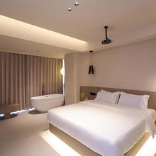 信海·STARLIGHT设计师酒店(三亚高铁站店)