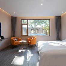 聚源主题酒店(青岛李村公园地铁站店)