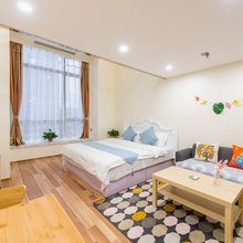 拾光民宿(大连星海广场会展中心地铁站店)