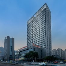罗曼酒店(重庆北站龙头寺轻轨站店)