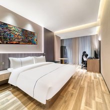 ReMAX热麦电竞酒店(镇海区政府银泰店)