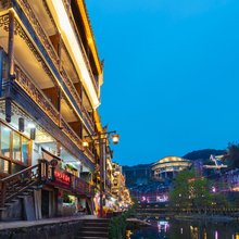 悦锐江景客栈