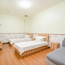 龙润丰商务宾馆(青岛四方长途汽车站小村庄地铁站店)