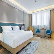 潮漫酒店(深圳宝安体育馆西乡地铁站店)
