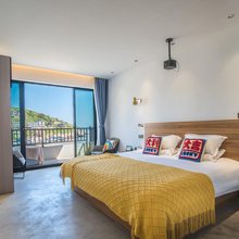 东极·半夏≈超视角Sea迷人海岸艺宿 (荧光海石滩店)