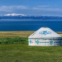赛里木湖望海旅游蒙古包